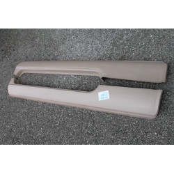 127 COUPLE UNDER DOOR SILL