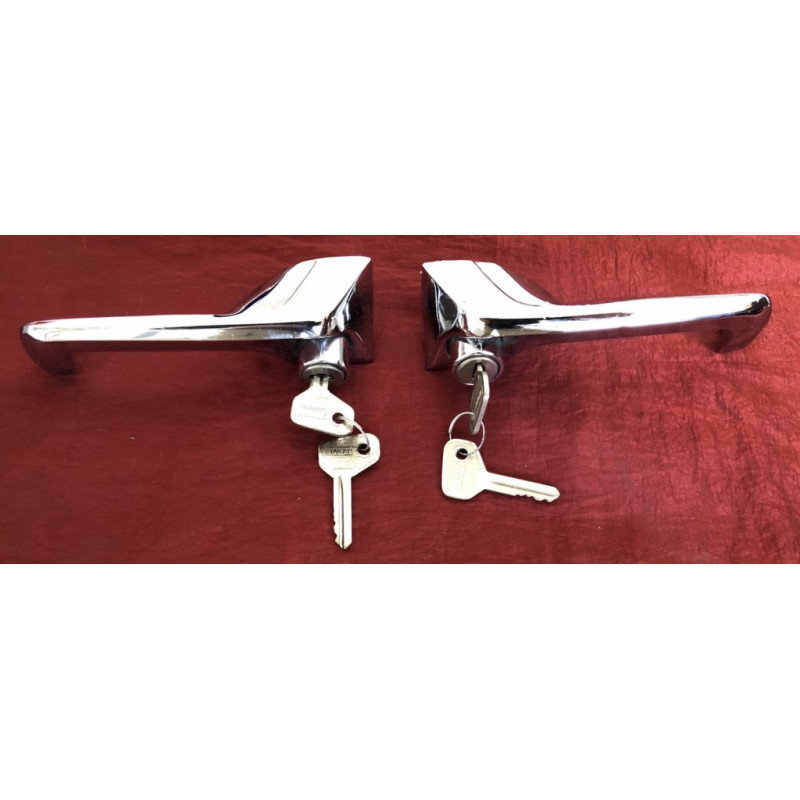 HANDLE WITH KEYS FIRST SERIE SHORT MODEL NOS WITH DEFECT IN CHROME PAIR