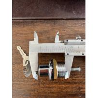 PULSANTE ESTERNO APERTURA PORTA  IN OTTONE CON BOMBATURA E CON CHIAVE