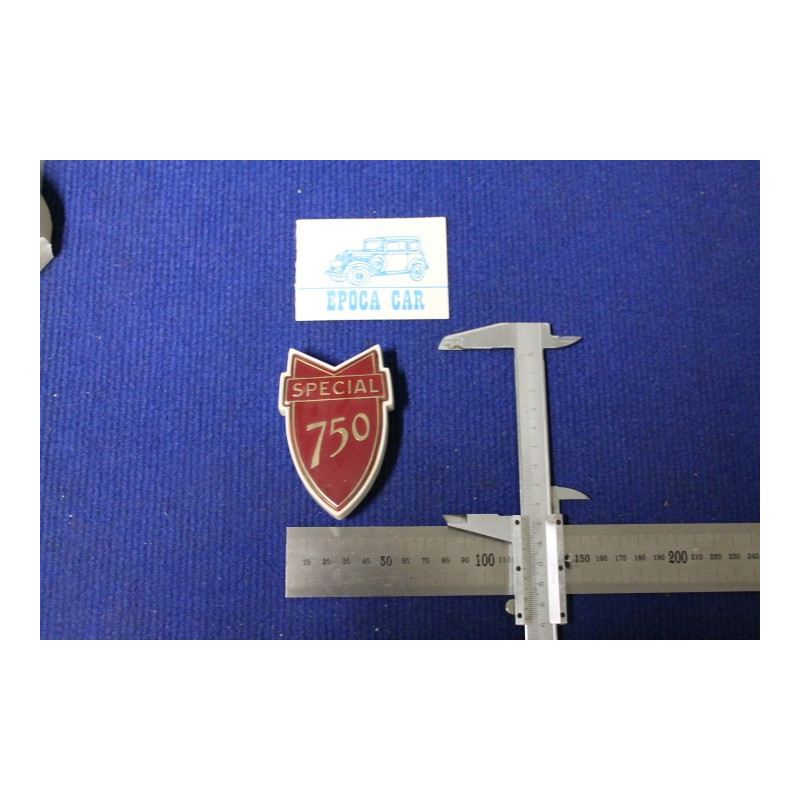 FIAT 750 SPECIAL STEMMA PLASTICA ROSSA