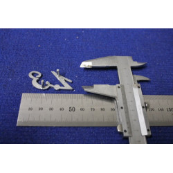 EMBLEM " 1.3 "  HEIGHT 21 MM  SMALL THIKNESS   METAL CHROME