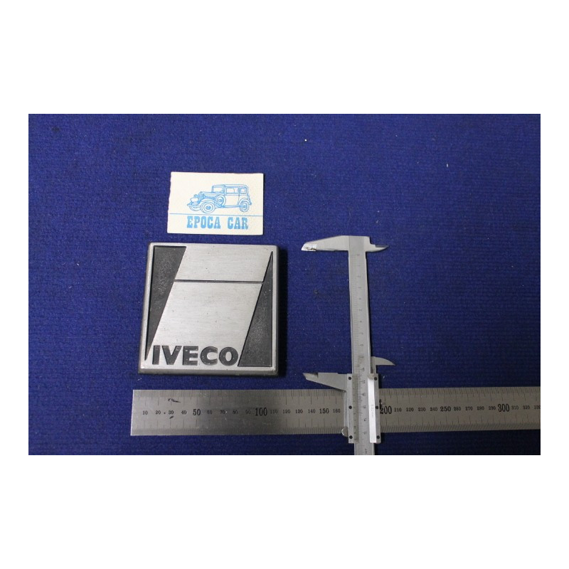 STEMMA "IVECO" CON SUPPORTO  METALLO OPACO