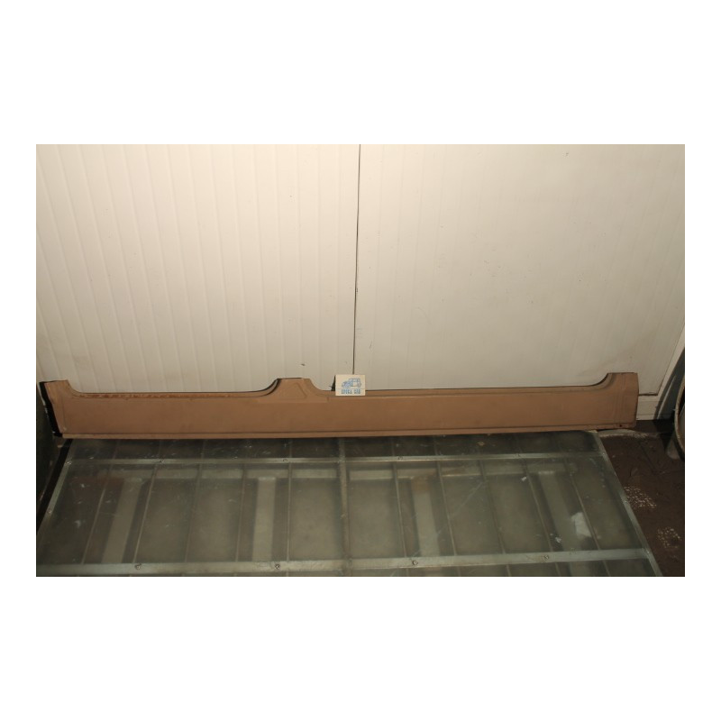 132  RIGHT DOOR SILL