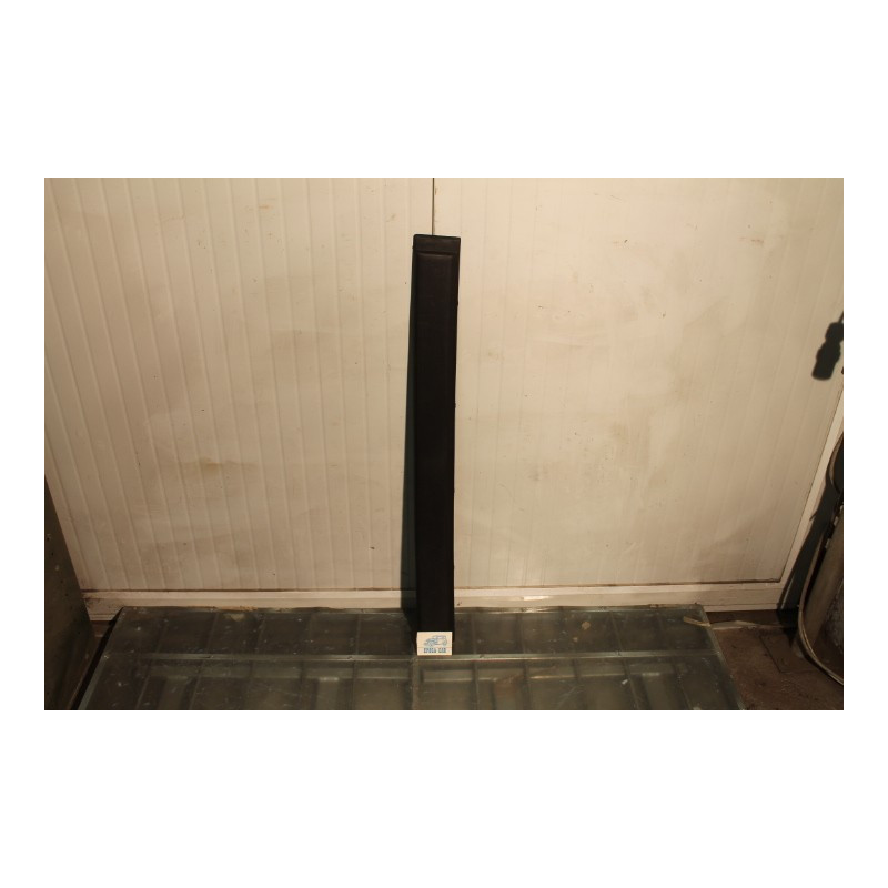 A 112  RIGHT PLASTIC DOOR MOULDING