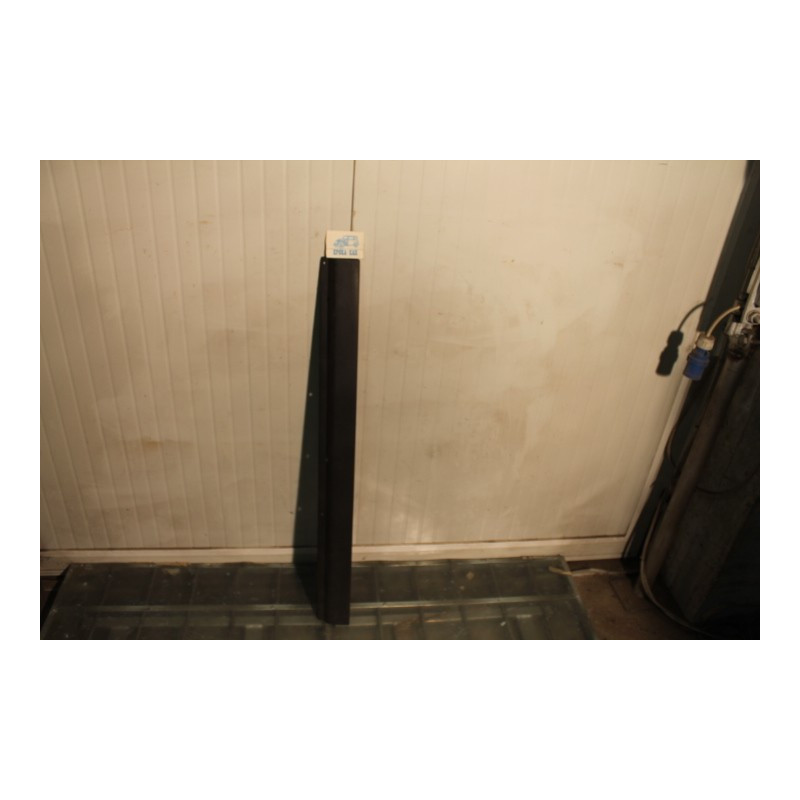 A 112  (?)  LEFT DOOR PLASTIC MOLDING