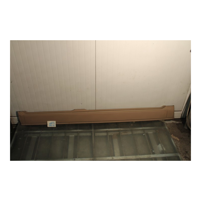 124-125 UNDER DOOR RIGHT WITHOUT HOLES 